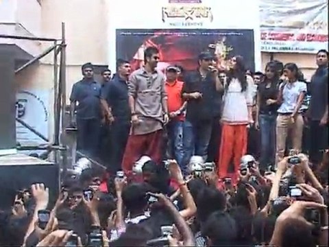 Ranbir Kapoor Turns Bodyguard For Nargis Fakhri – Hot News