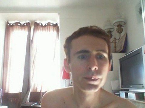 Wiwi égratigne filles flics descentes