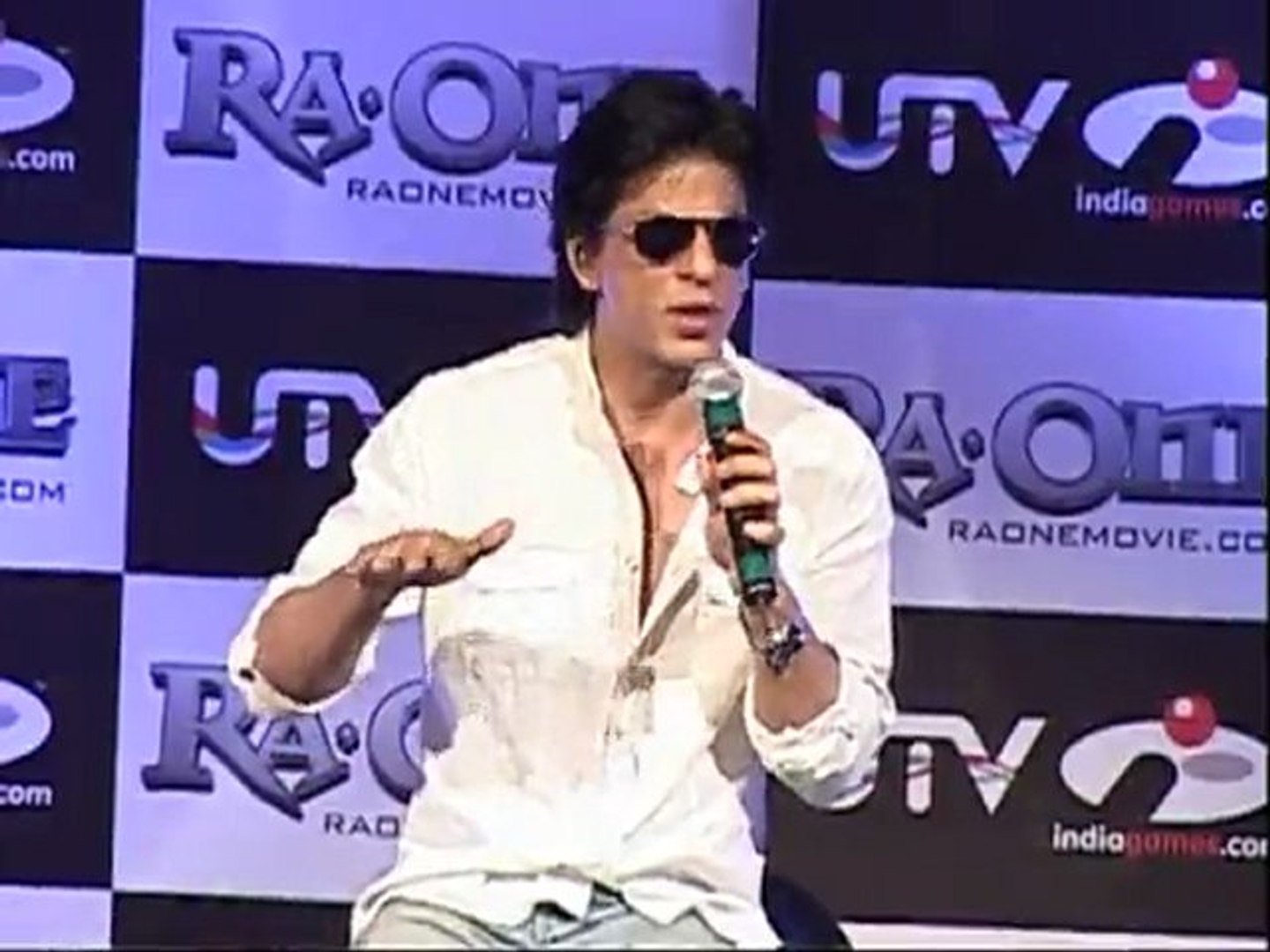 Shahrukh Khan Rewards Ra.One Team For Diwali! - Latest Bollywood News