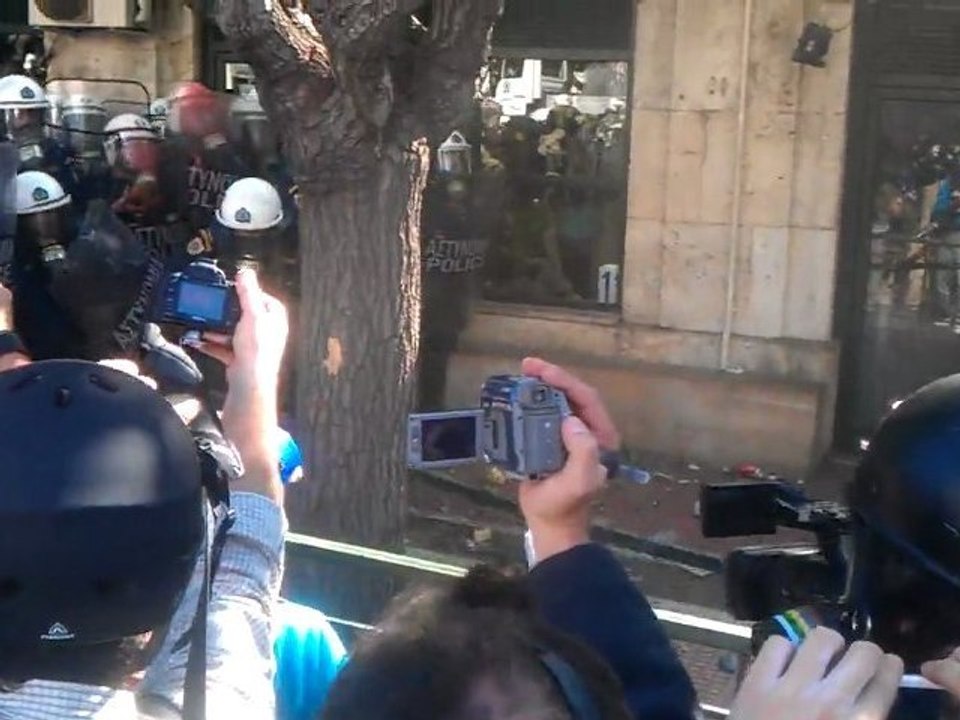 Emeutes devant le parlement à Athènes