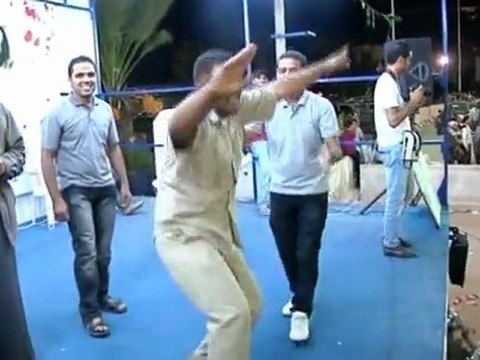 Libyans take photos with Gaddafi