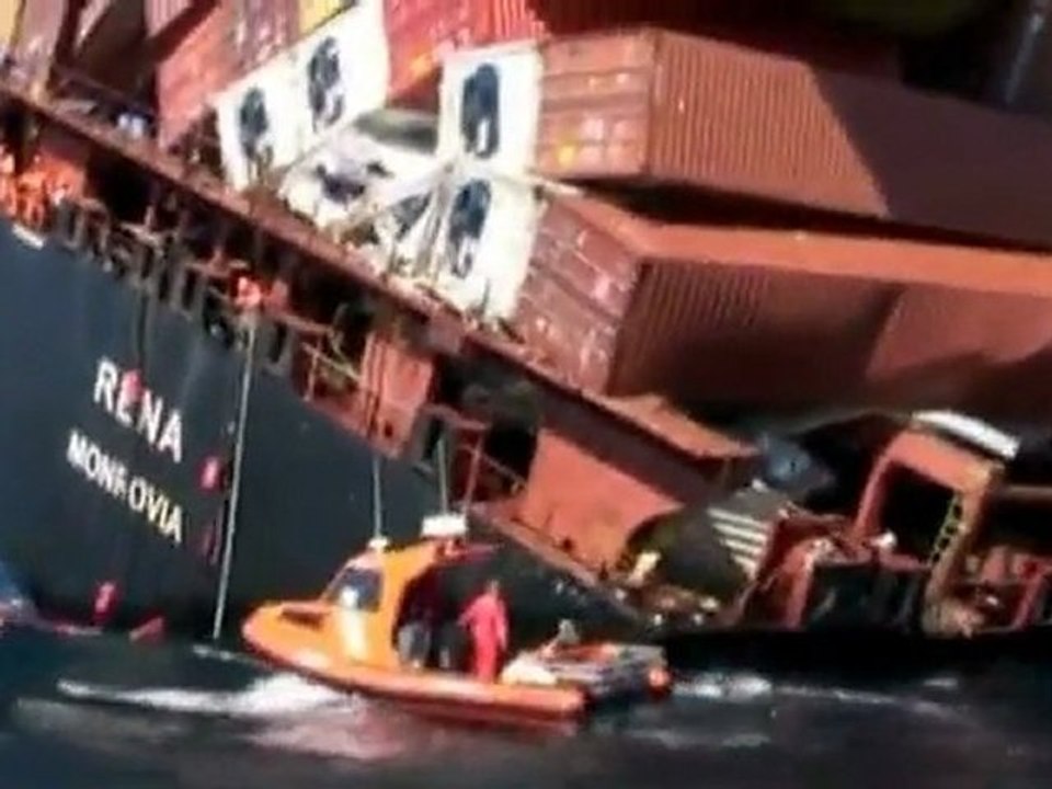 Salvage teams resume NZ ship rescue