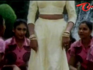 Sakutumba Saparivara Sametam Songs - Love Is The Feeling Of Life - Srikanth - Jaya Lakshmi