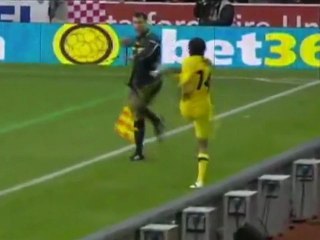Insolite : il balance son crampon sur l'arbitre