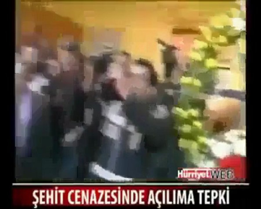 DİNLE ULAN DİNLE TÜRKİYE'DE İDARECİYİM DİYEN OĞLUNU ASKERE GÖNDERMEMEK İÇİN DÜZENLER DÜZEN VATANINDA BARINDIRMAYIP GİZLİ EMELLERLE !!! HARİCE GÖNDEREN ALTLARINA YATLAR KATLAR ÇEKEN ADI ONA  !!!! BİRİLERİNE VE ONA BİAT EDERCESİNE T