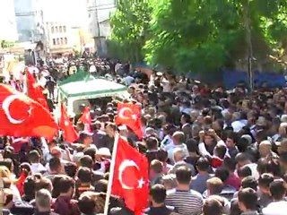 KADİRLİ ŞEHİDİNİ UĞURLUYOR