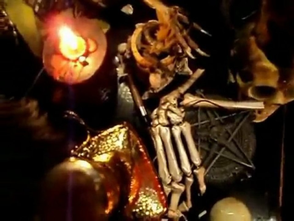 ВЫШЛА ВЕДЬМА ИХ ТРУБЫ