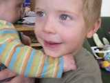 câlin entre les 2 petits gars