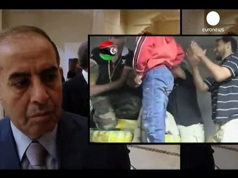 Miles de libios guardan cola en Misrata para ver el...