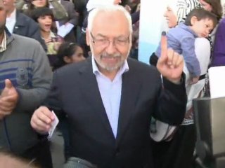 Tunisie: le chef d'Ennahda hué à sa sortie du bureau de vote