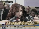 Fernández entre lágrimas recuerda a su esposo y antecesor al votar en Argentina