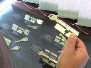 Zabouchnuté dveře? Řešení je upravit vložku tak aby bylo možné zasunout klíč z obou stran.