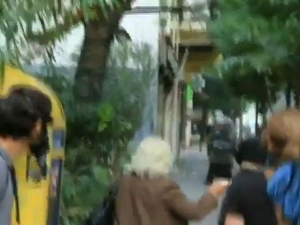 Γιαγιά  πετά πέτρες σε ΜΑΤ