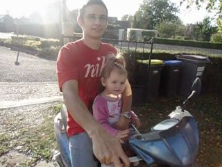 Kimy fait du scooter