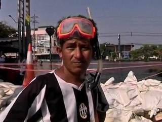 Floods continue to soak Bangkok