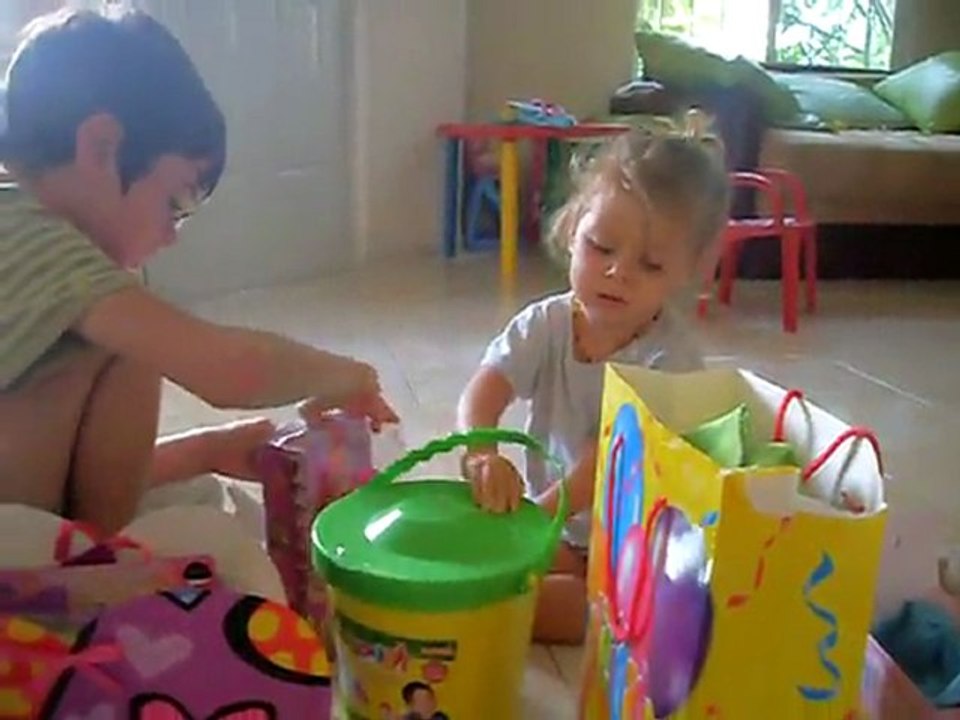 Siena ouvre ses cadeaux le dimanche matin avec l'aide de son frère bien sûr!