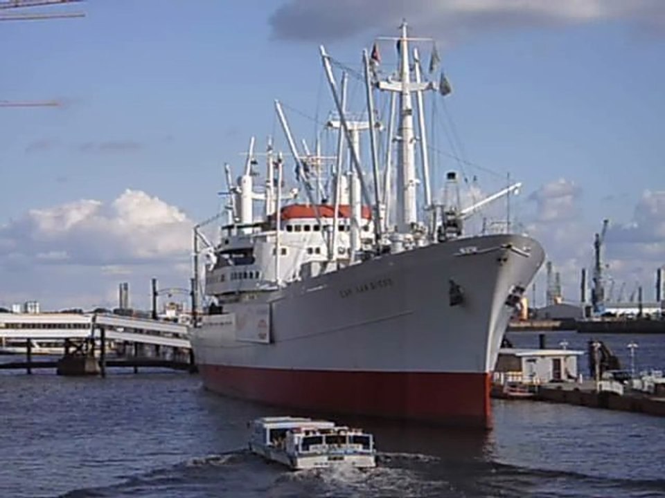 Museumsschiff Cap San Diego in Hamburg an der Überseebrücke