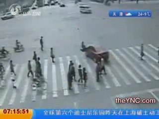 EN AIGEIRA blog: Κοπελιά με ψηλά τακούνια παρασύρεται απο αυτοκίνητο!