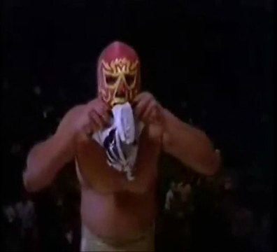 Mil Mascaras cambiando mascaras en el ring.
