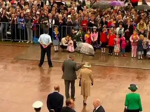 Queen lays wreath for fallen soldiers