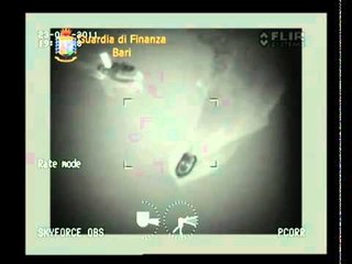 Bari - Peschereccio egiziano con 151 clandestini