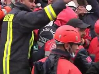 Rescate de un bebé tres días después del terremoto en...