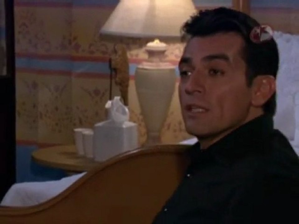 Paula le pide a Rogelio cenar en su cuarto