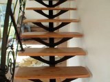 escalier moderne rampe avec motifs celtique et breton , marches en orme et if de bretagne