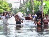 Las inundaciones siguen amenazando Bangkok