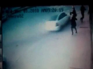 EN AIGEIRA blog: Αυτοκίνητο εκτρεπεται της πορείας του και τραυματίζει θανάσιμα πεζούς, πεφτωντας σε τοίχο!