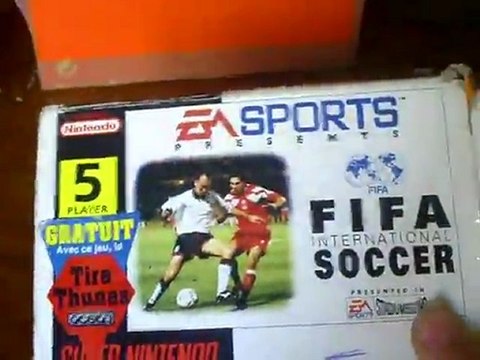 Déballage chaotique d'un colis de cartouche SNES