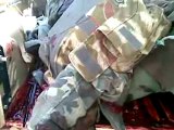 les rebelles lybiens volent les armes aux soldats lybiens morts