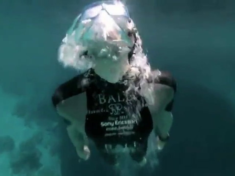 Campeon de apnea baja al agujero azul By Ozuque