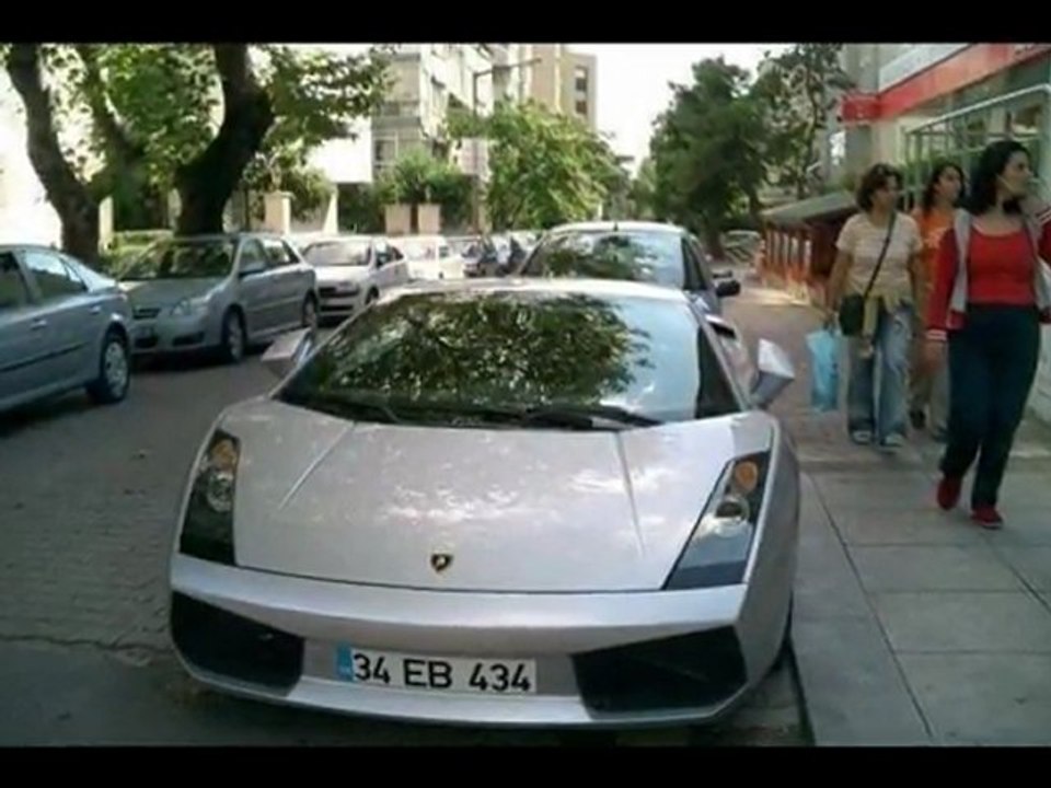 istanbul sokaklarında lüks spor ve modifiye arabalar