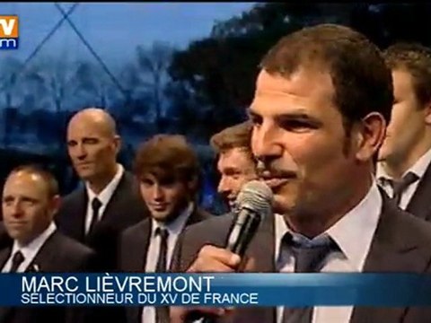 Le XV de France accueilli comme des héros à Paris