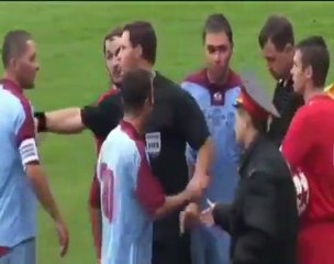 Παίκτης ρίχνει μπουνιά σε διαιτητή