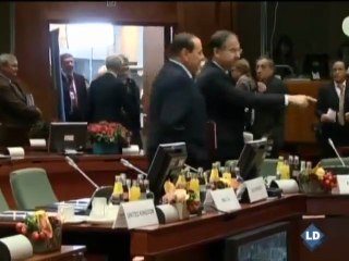 Berlusconi regarde le fessier de Helle Thorning