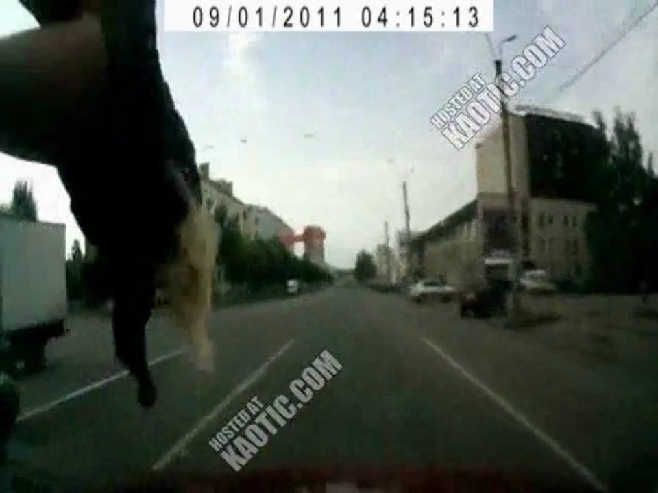 EN AIGEIRA blog: Αυτοκίνητο χτυπά και τραυματίζει θανάσιμα μητέρα και το παιδί της!