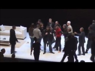 Católicos fundamentalistas tumultuam peça na França