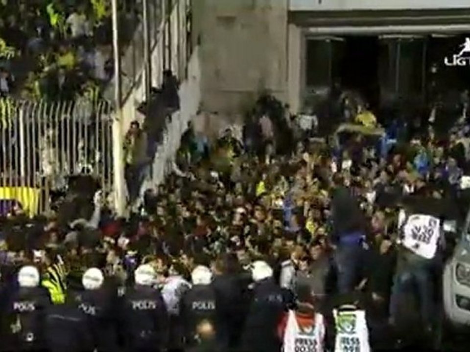 Fenerbahçe taraftarları İnönü’yü bastı | 27 Ekim www.ekstrabilgi.net