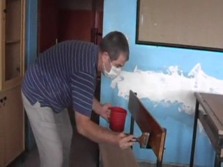 Cumhur Öğretmen Sınıfının Sıralarını Cilalıyor