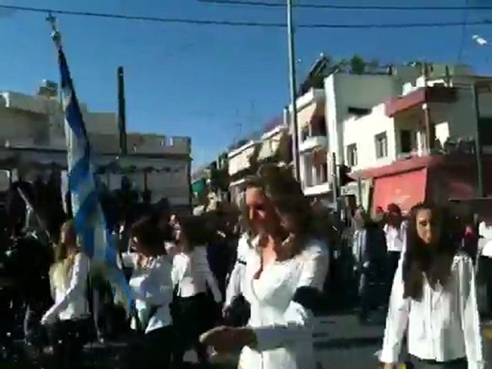 Με μαύρα περιβραχιόνια οι μαθητές του 6ου Λυκεί...