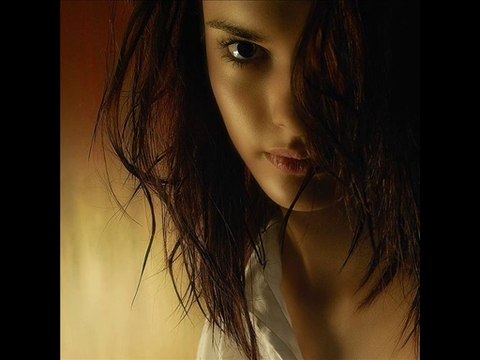 MİNE GEÇİLİ GECE KİRPİKLİ KADIN