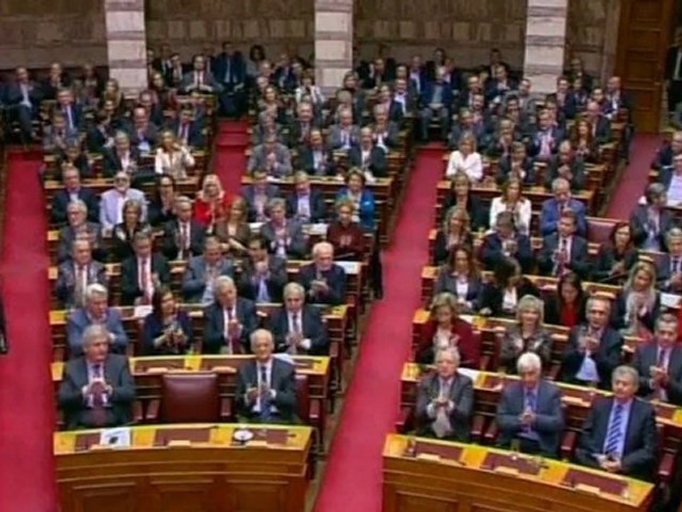 Papandreou wins confidence vote