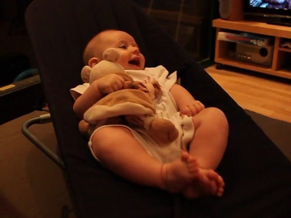 Cynthia- 3 mois et demi " Démarre la moto" ;)  3 meses y medio " Arranca la moto" ;)