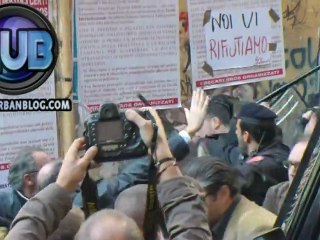 Napoli, carica della Polizia contro i cittadini del comitato no discarica.