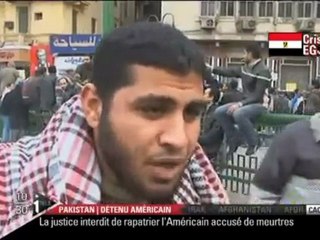 Les Egyptiens marchent vers "leur liberté", un militaire sort son arme