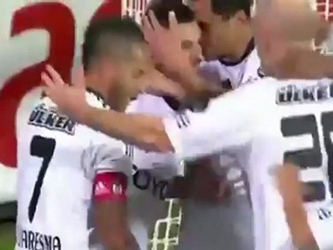 But magnifique et décisif de Simão dans le derby