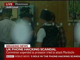 L'agression de Rupert Murdoch durant son audition