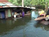 Thai floods spark fear of disease and crocodiles